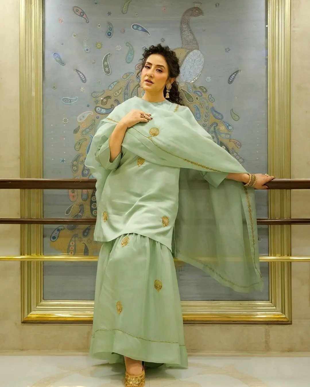 BOLLYWOOD ACTRESS MANISHA KOIRALA STILLS IN GREEN DRESS